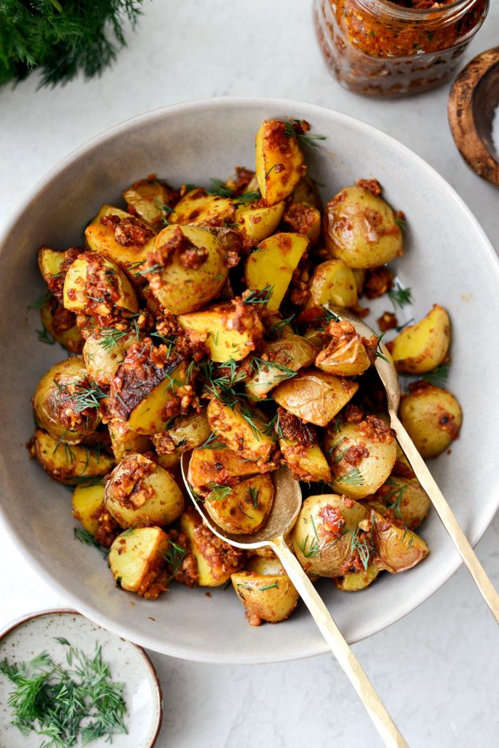 Sun-dried Tomato Roasted Breakfast Potatoes l SimplyScratch.com #sundried #tomato #breakfast #potatoes #roasted #sidedish #yukongold #brunch