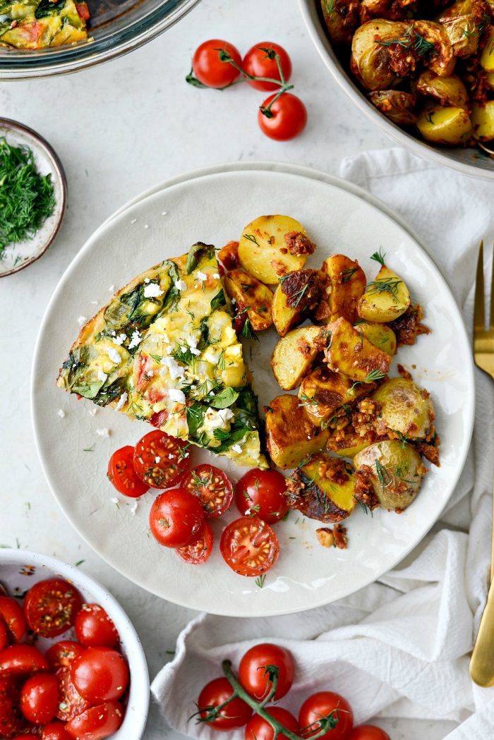 Tomato Spinach and Feta Crustless Quiche l SimplyScratch.com #breakfast #brunch #tomato #feta #spinach #quiche #eggs #lowcarb #weightwatchers