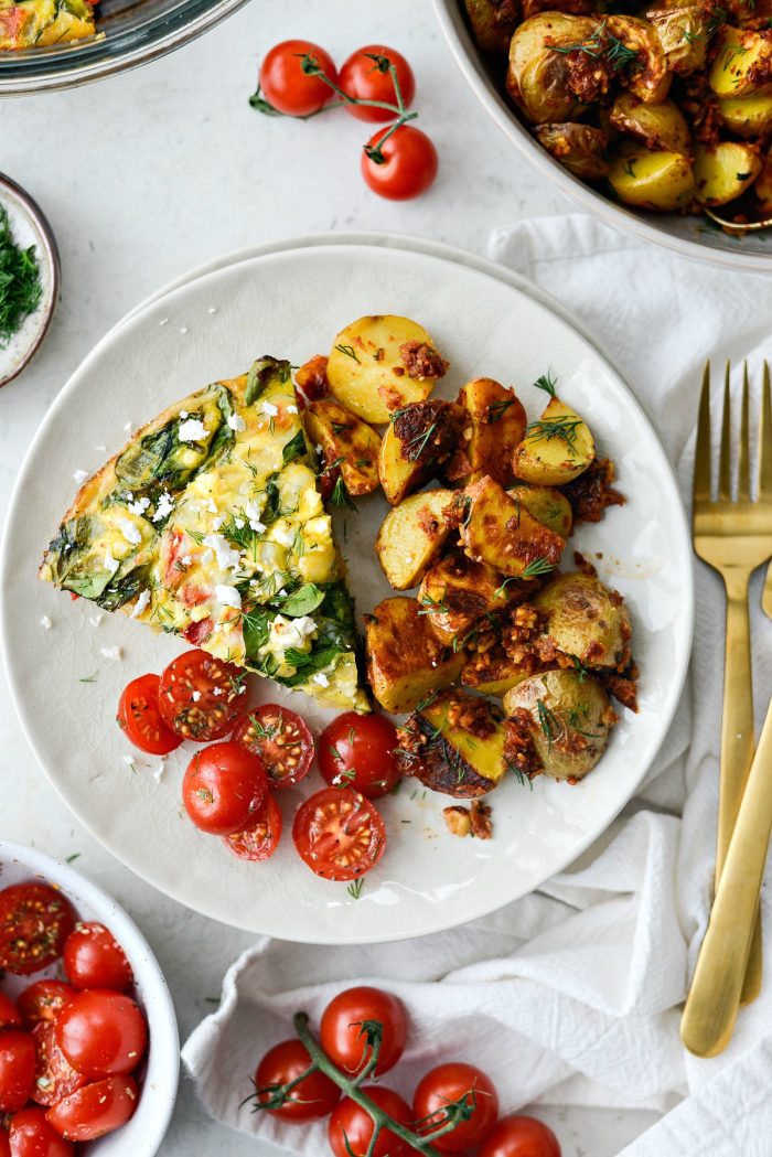 Tomato Spinach and Feta Crustless Quiche l SimplyScratch.com #breakfast #brunch #tomato #feta #spinach #quiche #eggs #lowcarb #weightwatchers