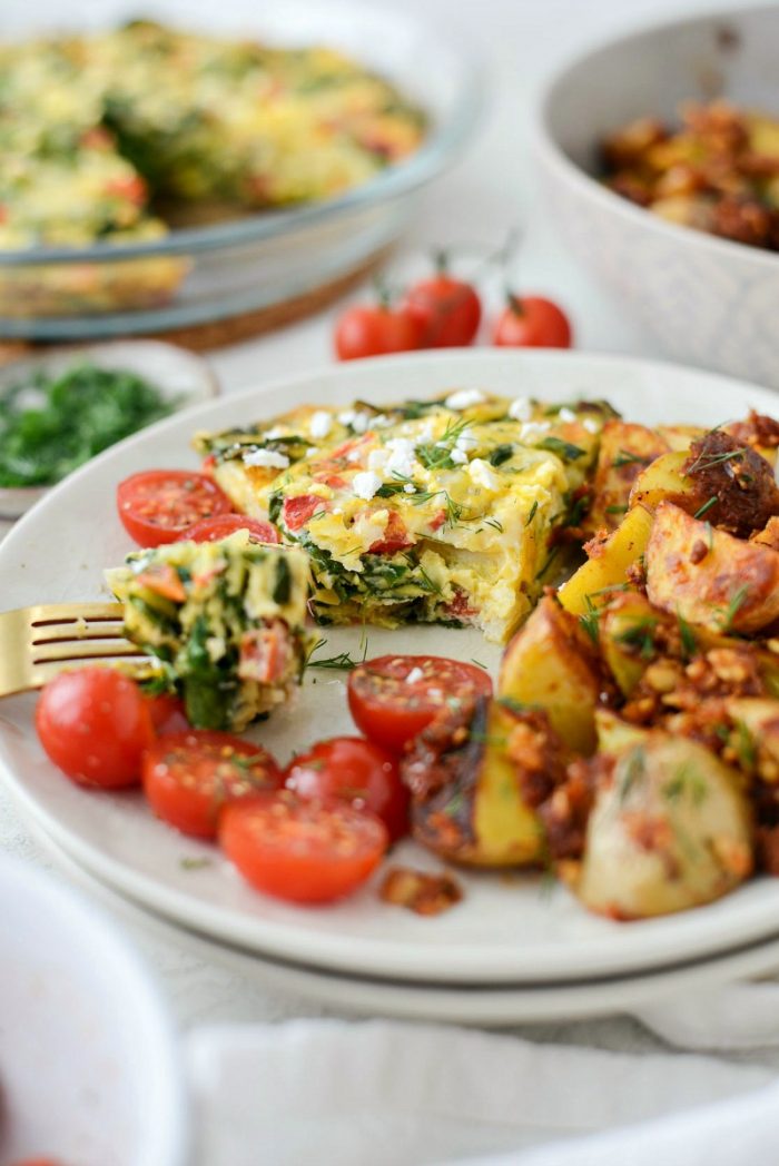 Tomato Spinach and Feta Crustless Quiche l SimplyScratch.com #breakfast #brunch #tomato #feta #spinach #quiche #eggs #lowcarb #weightwatchers