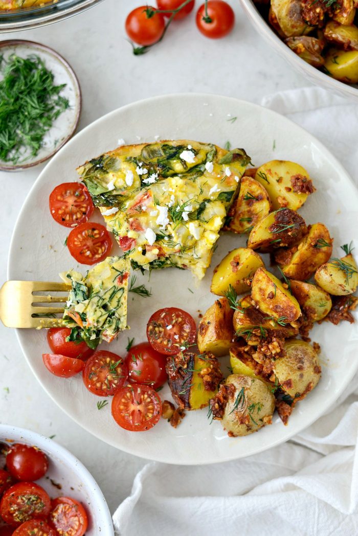 Tomato Spinach and Feta Crustless Quiche l SimplyScratch.com #breakfast #brunch #tomato #feta #spinach #quiche #eggs #lowcarb #weightwatchers