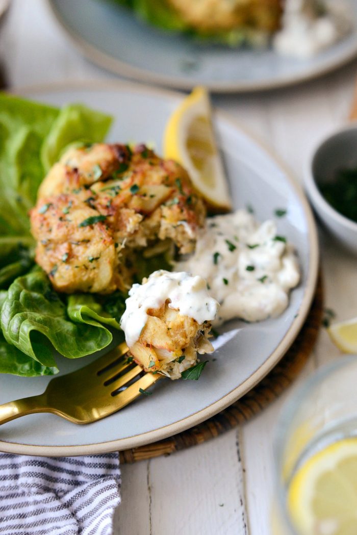 Crispy Baked Maryland Crab Cakes l SimplyScratch.com #lumpcrab #seafood #crabcakes #bluecrab #lunch #tartarsauce #homemade #healthy