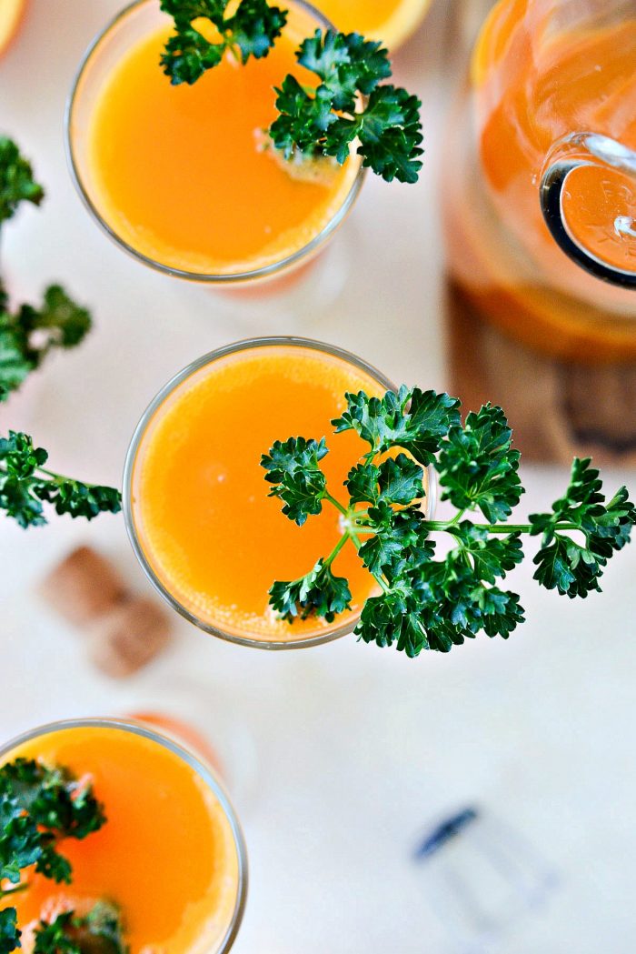 Carrot Orange Mimosas l SimplyScratch.com #easter #brunch #spring #adultbeverage #carrot #orange #champagne #prosecco #sparklingwine #mimosa