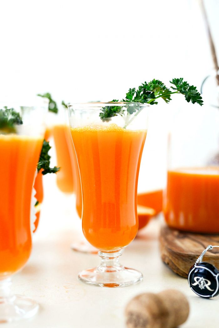 Carrot Orange Mimosas l SimplyScratch.com #easter #brunch #spring #adultbeverage #carrot #orange #champagne #prosecco #sparklingwine #mimosa