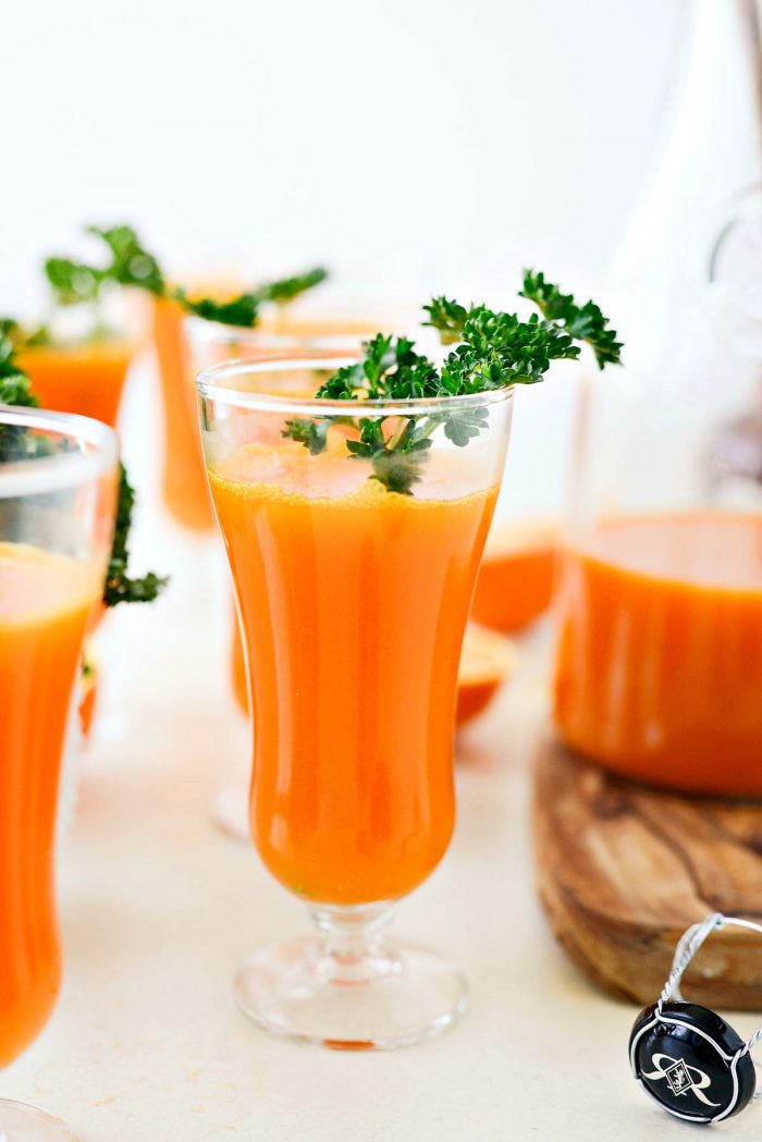 Carrot Orange Mimosas l SimplyScratch.com #easter #brunch #spring #adultbeverage #carrot #orange #champagne #prosecco #sparklingwine #mimosa