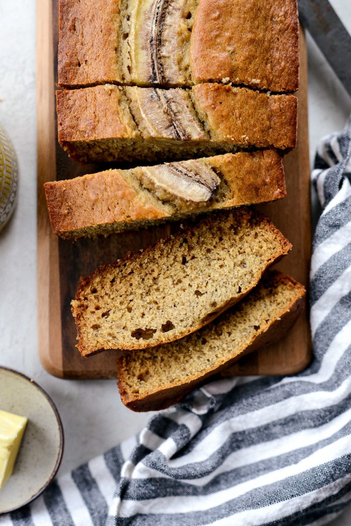 Classic Banana Bread Recipe l SimplyScratch.com #banana #classic #bananabread #recipe #homemade #fromscratch