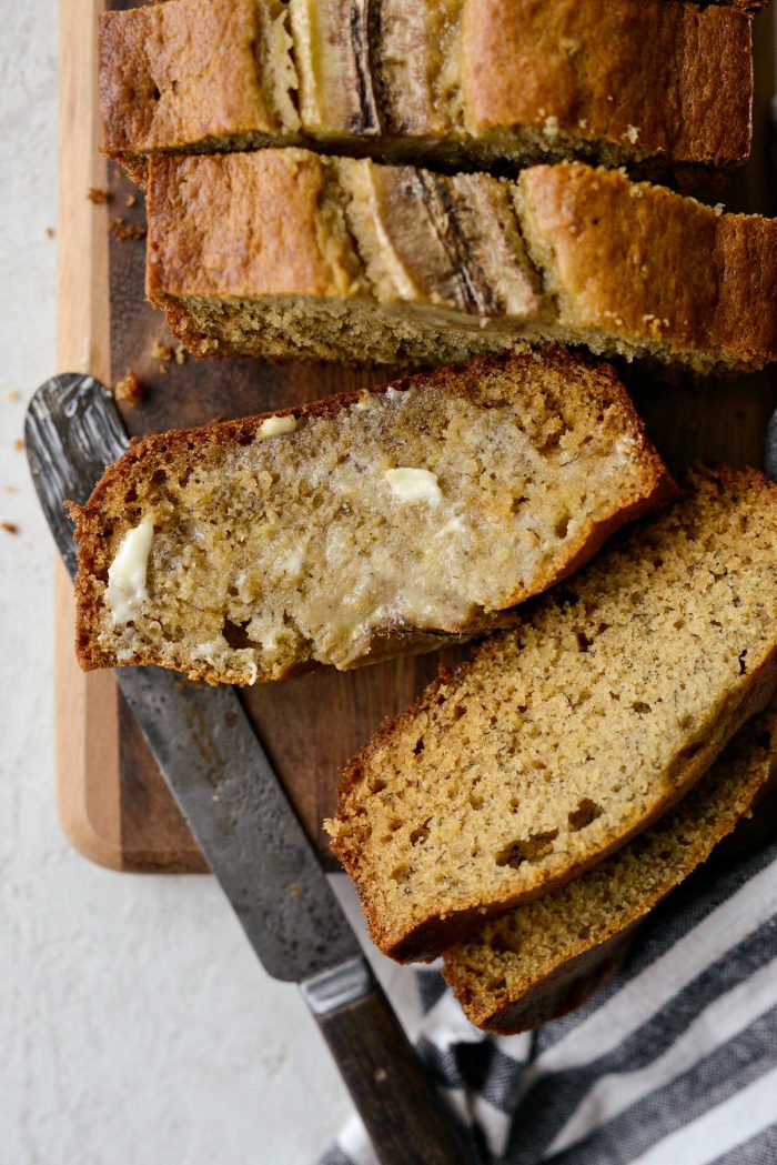 Classic Banana Bread Recipe l SimplyScratch.com #banana #classic #bananabread #recipe #homemade #fromscratch