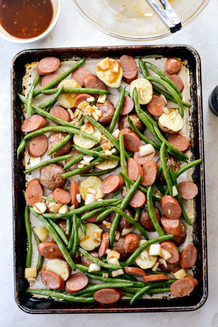 sheet pan with roasted potatoes, sausages, green beans and onions