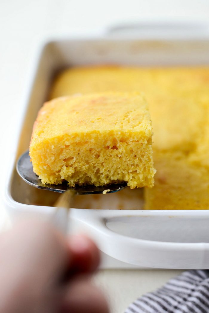 Your Basic Cornbread Recipe l SimplyScratch.com #basic #cornbread #homemade #fromscratch #buttermilk #easy