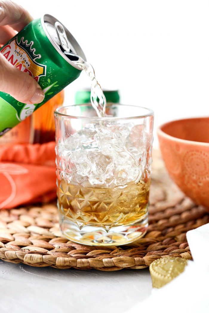 Pour ginger ale over top.