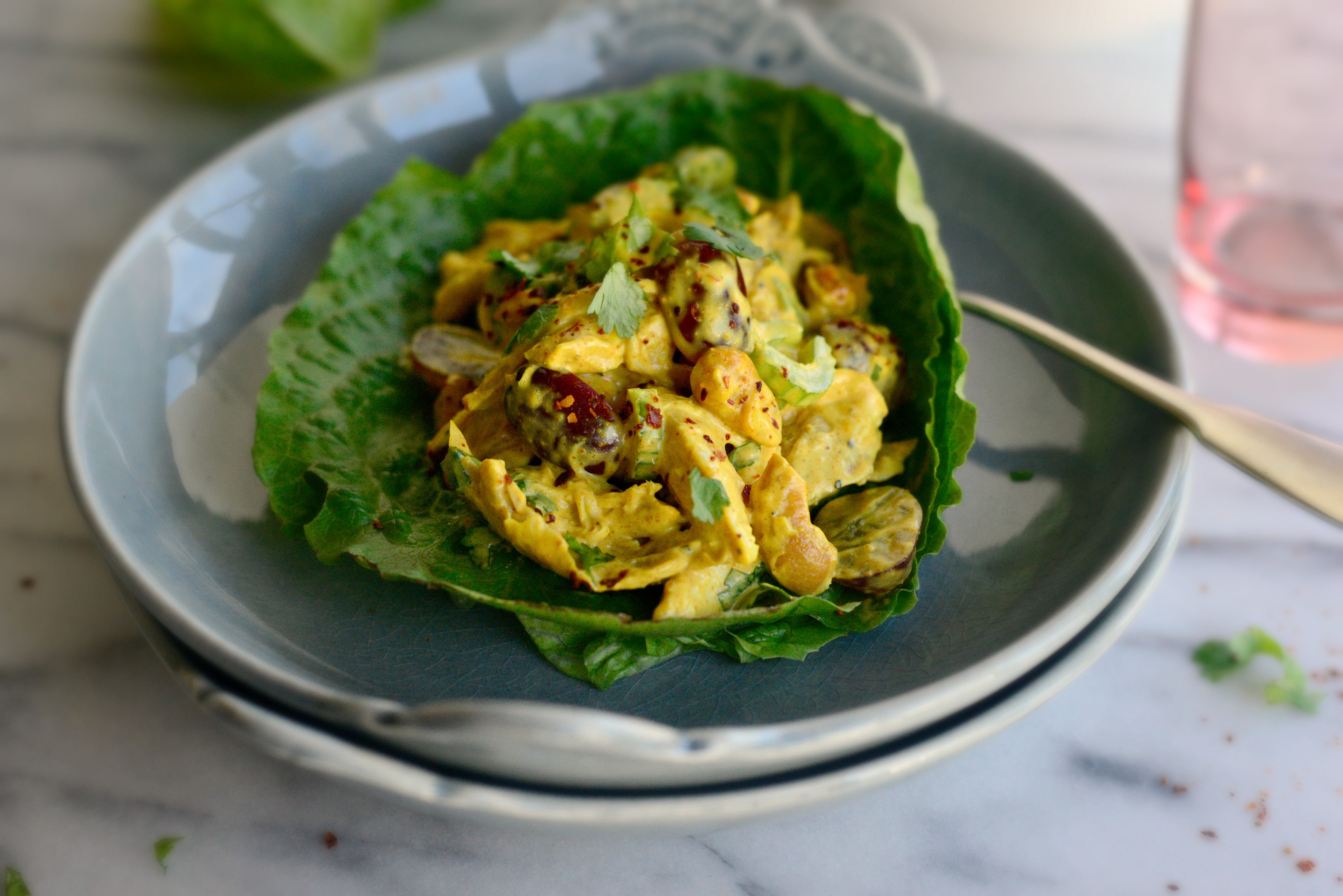 Салат карри. Салат с курицей карри. Салат с цыпленком карри и шпинатом. Бюро салат с курицей карри.