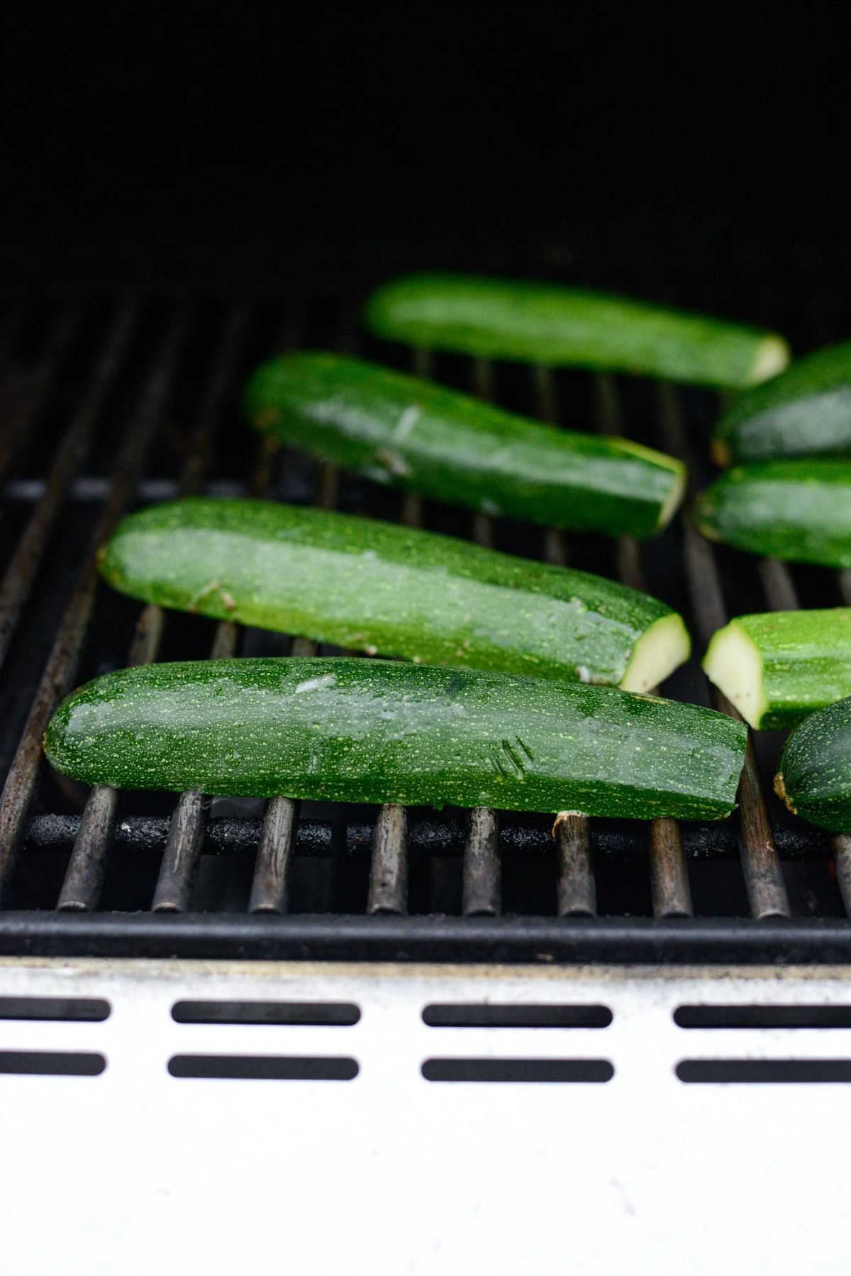 grilling zucchinis