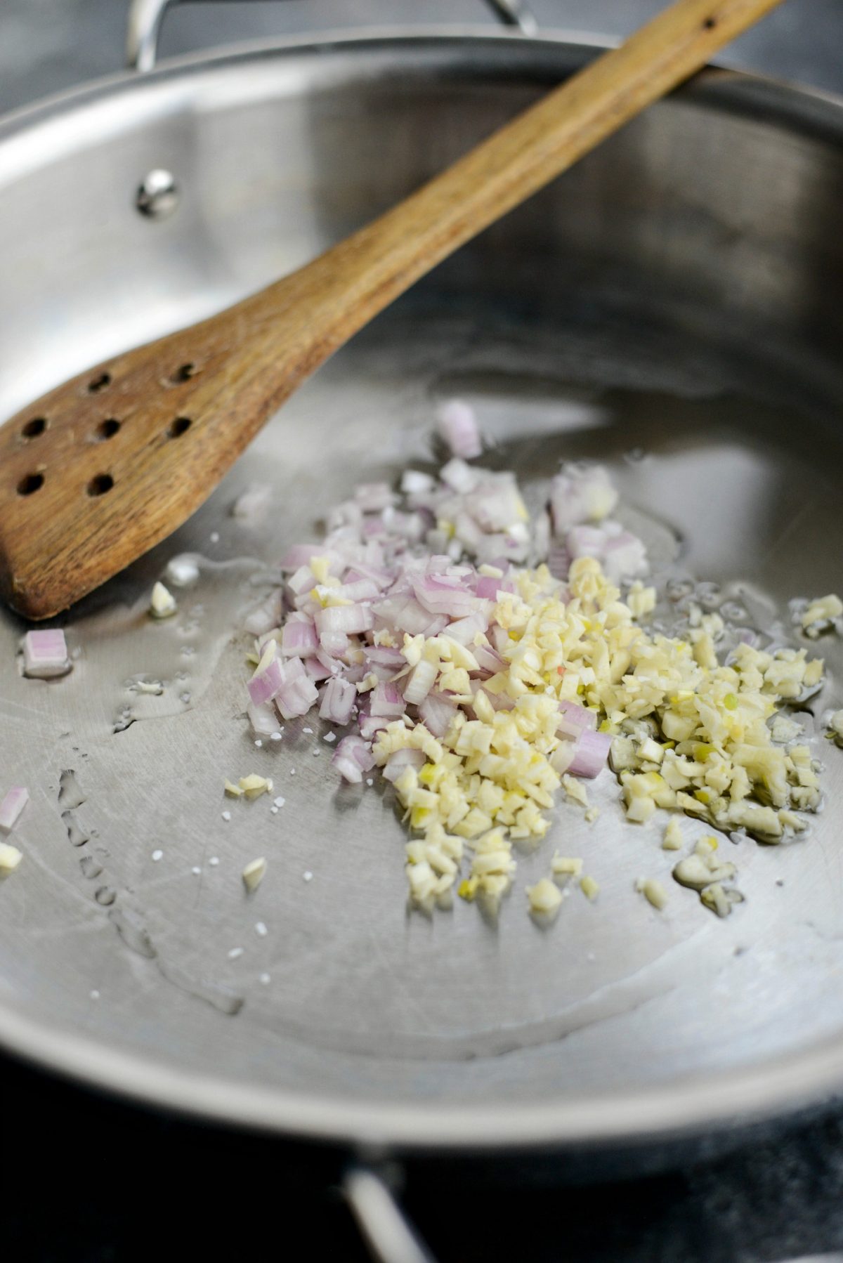 oil, shallot and garlic in a pan.