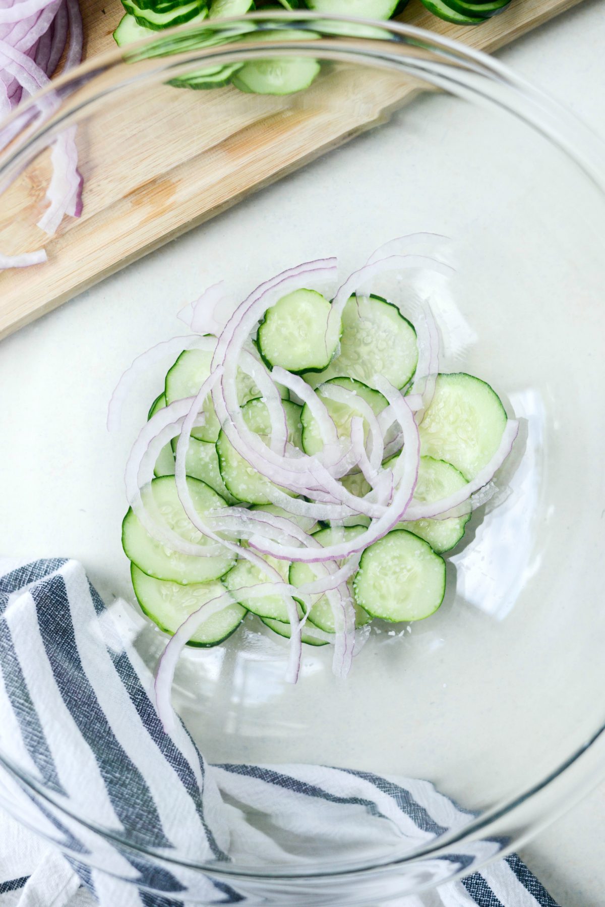 salt layers of cucumber and onion