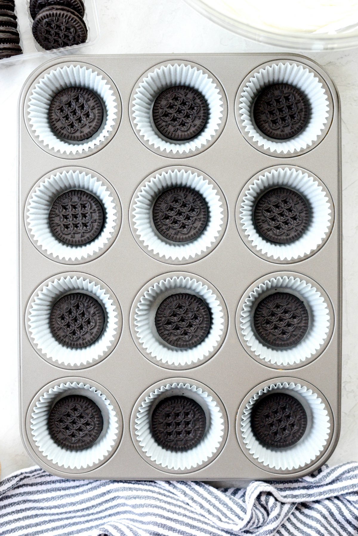 galletas en el fondo de los moldes para muffins en el molde para muffins.