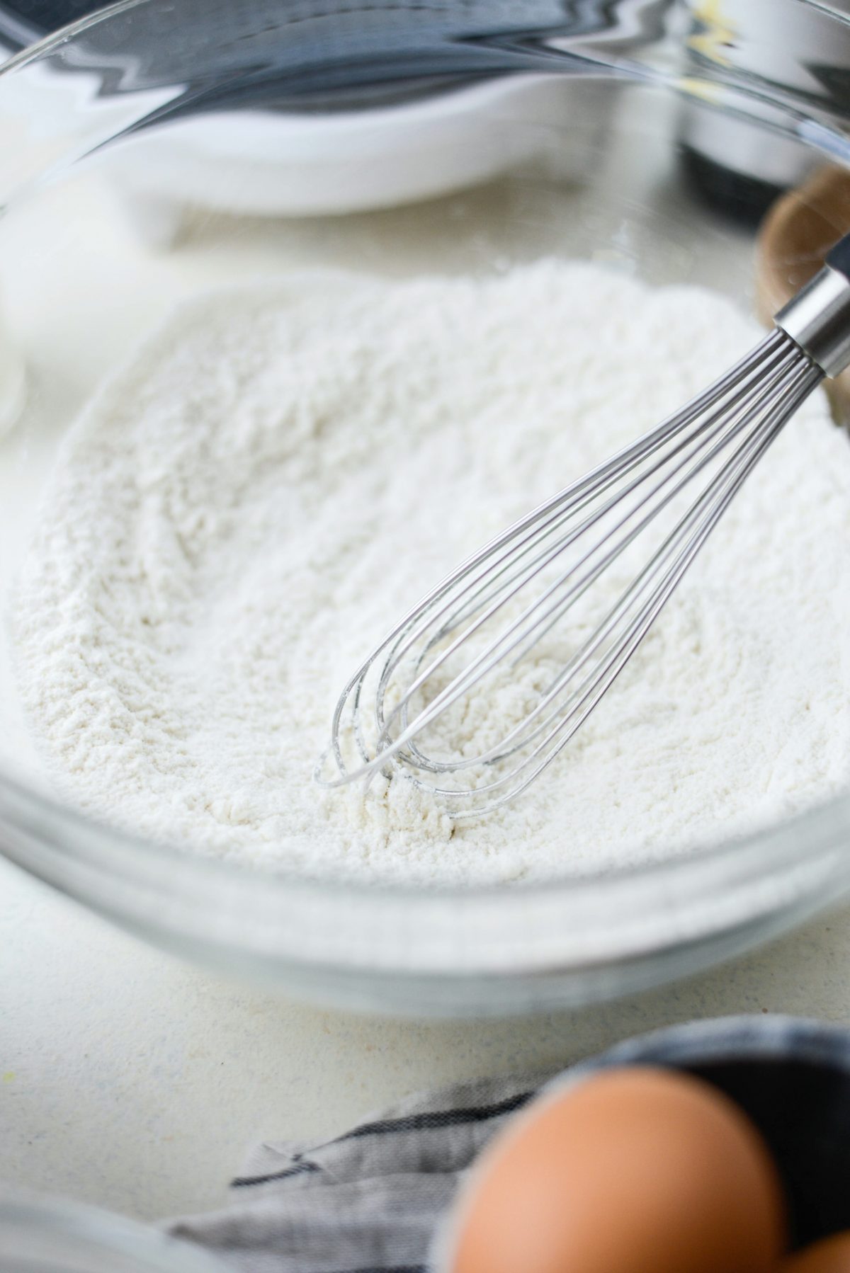 whisked dry ingredients in bowl