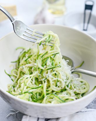 Simple Garlic Parmesan Zoodles l SimplyScratch.com