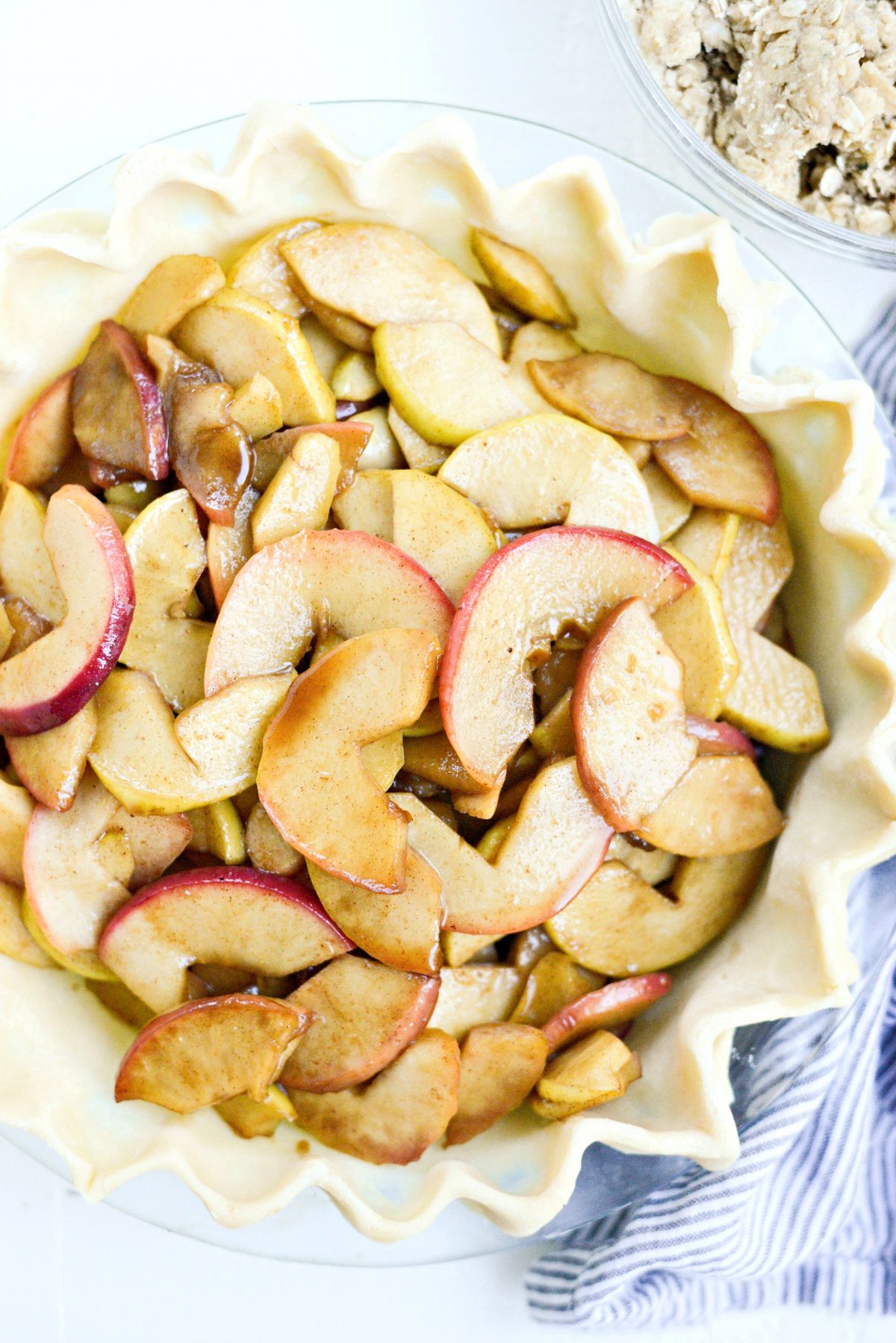 add apples to uncooked pie dough