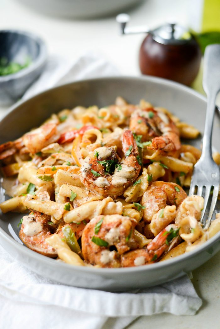 Garlicky Fajita Shrimp Pasta l SimplyScratch.com