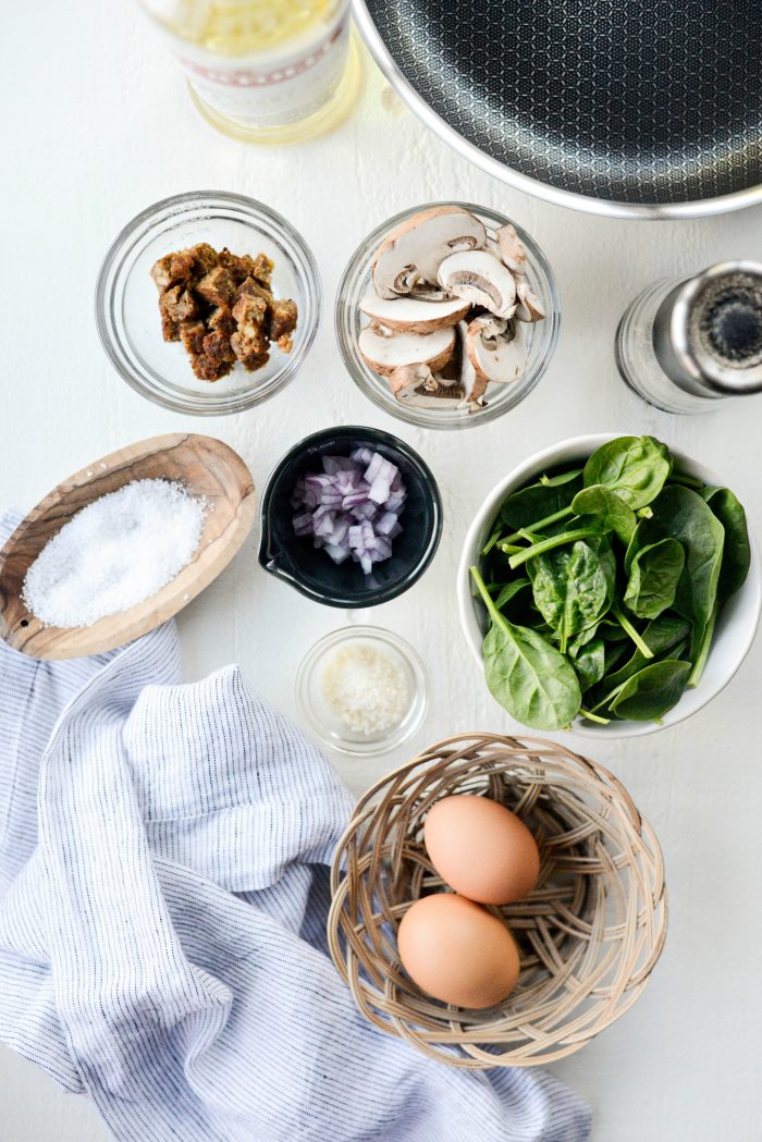 Healthy Spinach and Mushroom Scramble ingredients