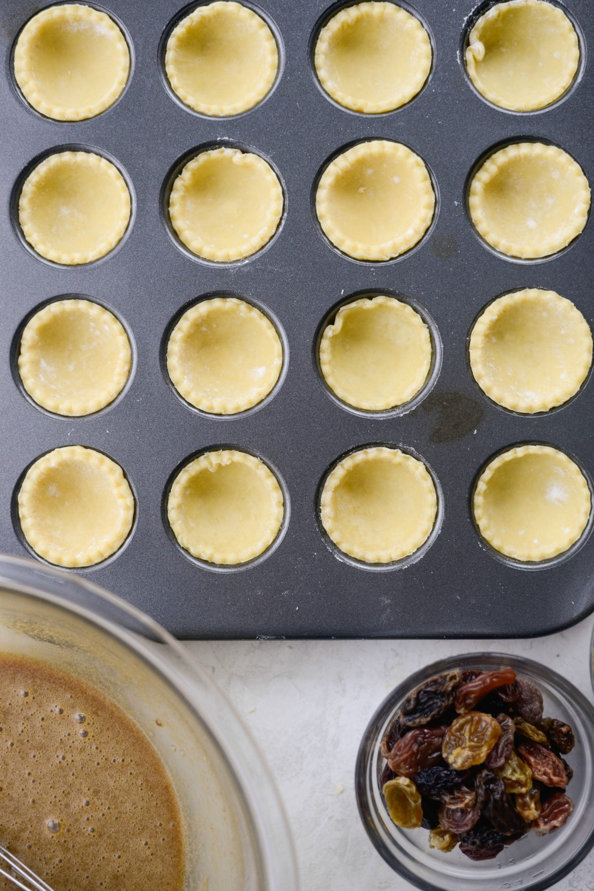 grab filling and (drained) soaked raisins