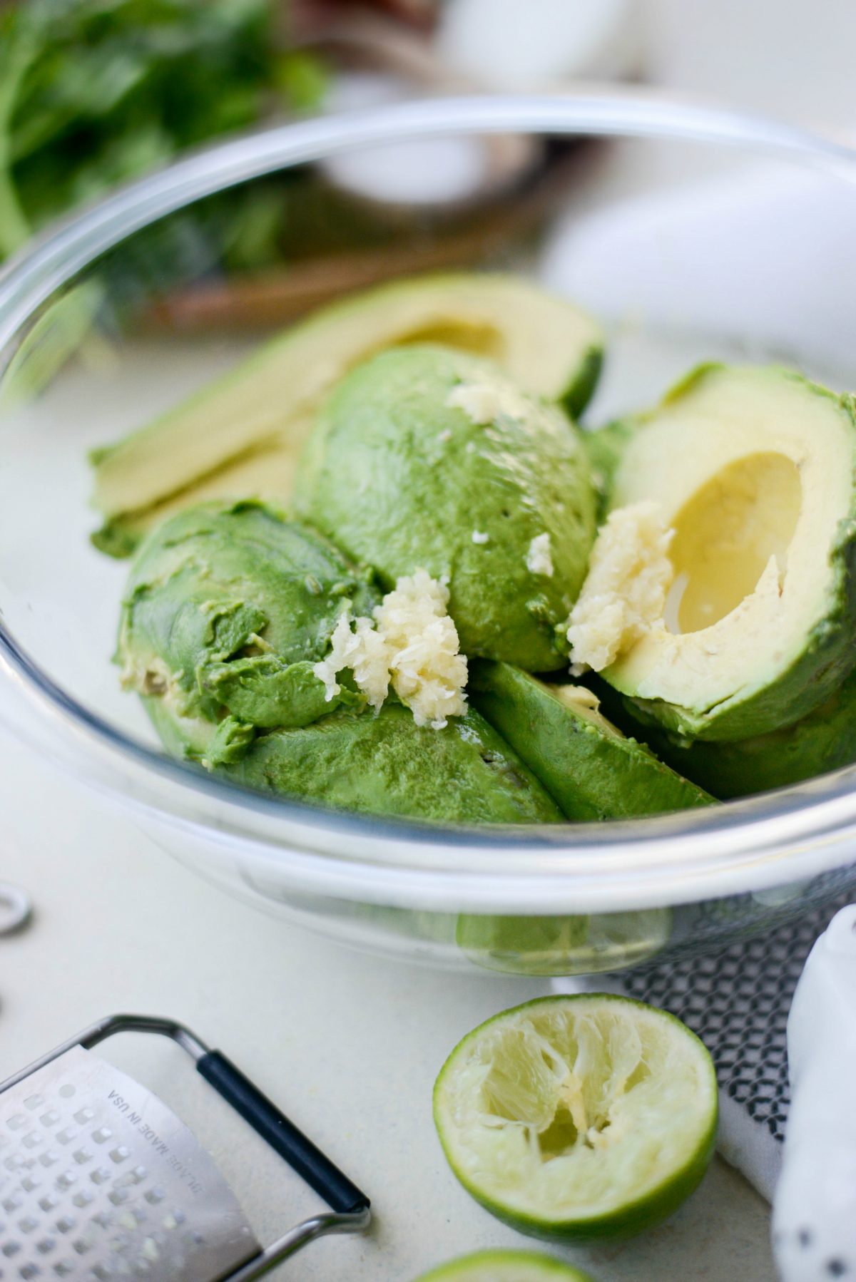 garlic with avocados in bowl