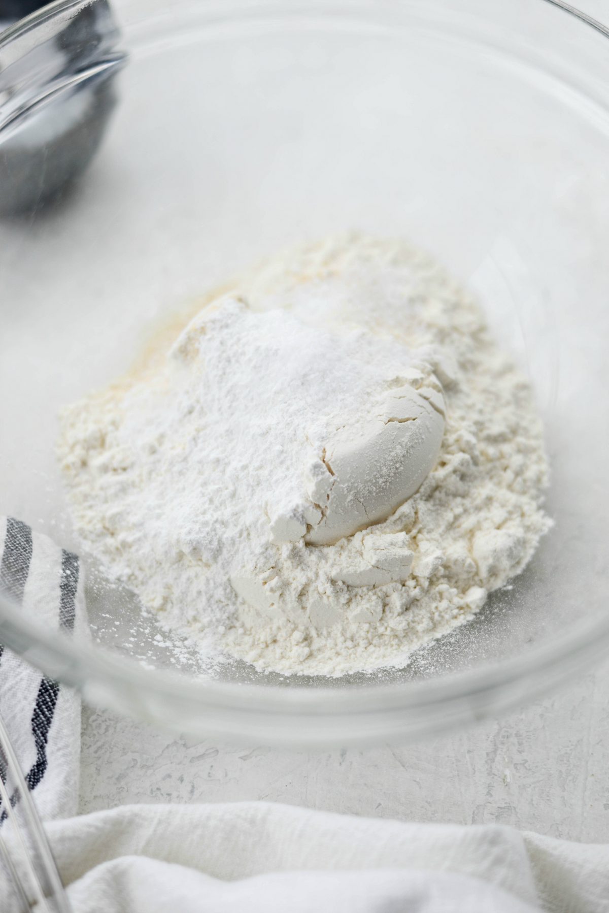 add dry ingredients to a bowl.