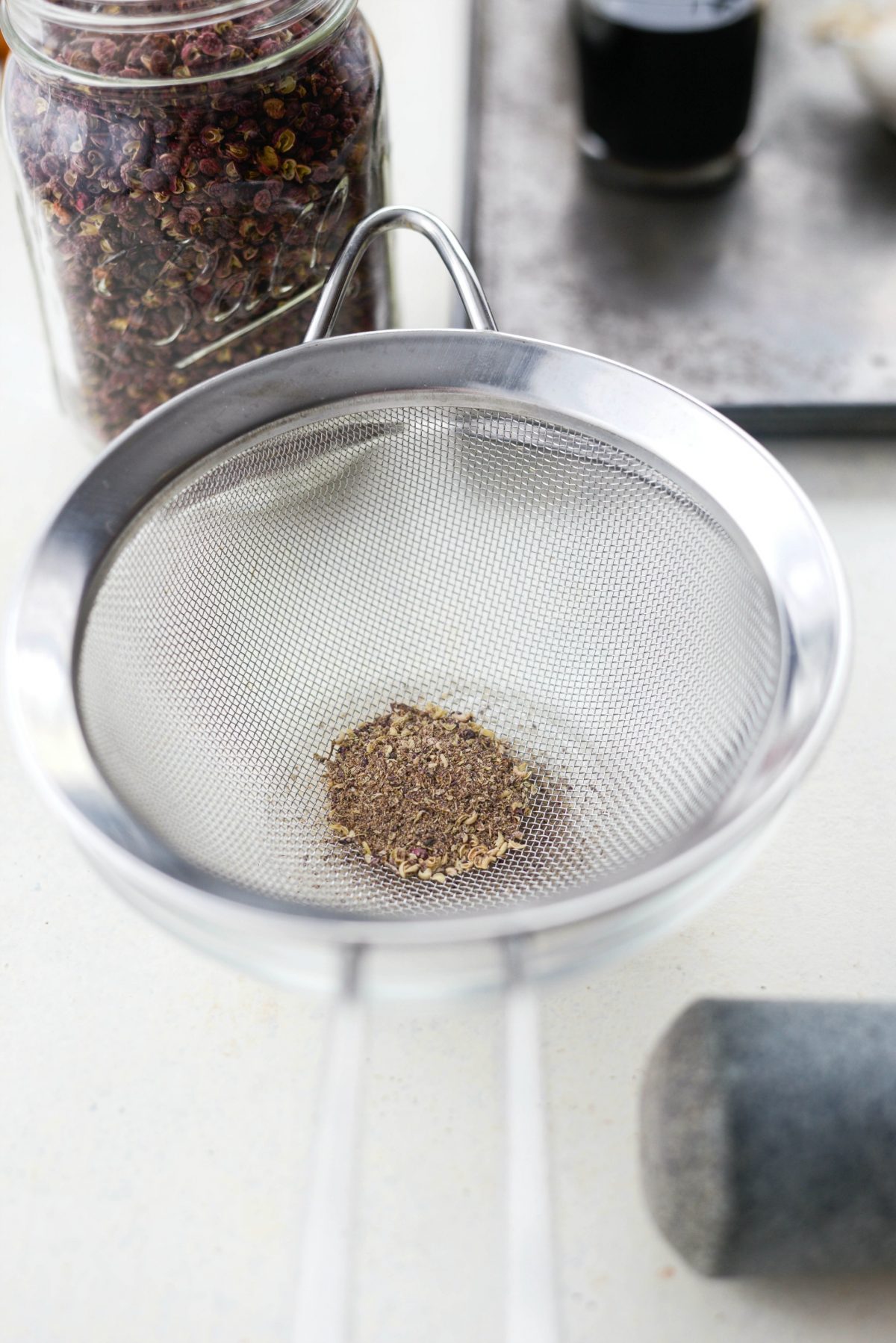 sifting in mesh sieve 