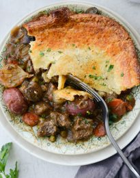 Guinness Beef Pot Pie l SimplyScratch.com #stpatricksday #irish #stout #guinnesss #recipe #potpie #beef #beer #whitecheddar #piecrust #homemade