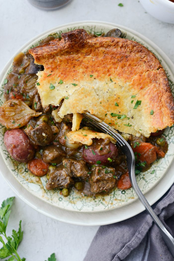 Guinness Beef Pot Pie l SimplyScratch.com #stpatricksday #irish #stout #guinnesss #recipe #potpie #beef #beer #whitecheddar #piecrust #homemade