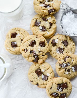 Salted Dark Chocolate Chunk Tahini Cookies l SimplyScratch.com #tahini #chocolate #chunk #seasalt #cookies