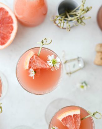 Grapefruit Rosé Mimosas l SimplyScratch.com #adult #beverage #grapefruit #rose #mimosa #easter #brunch #mothersday