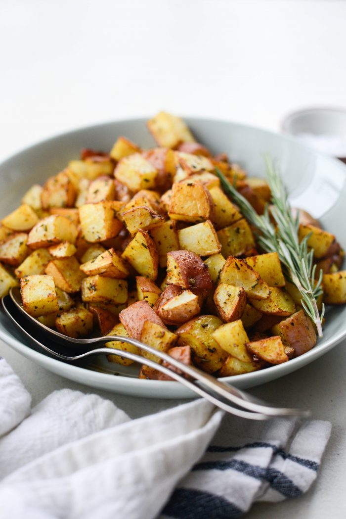 Simple Rosemary Breakfast Potatoes l SimplyScratch.com #rosemary #breakfast #potatoes #hash #sidedish