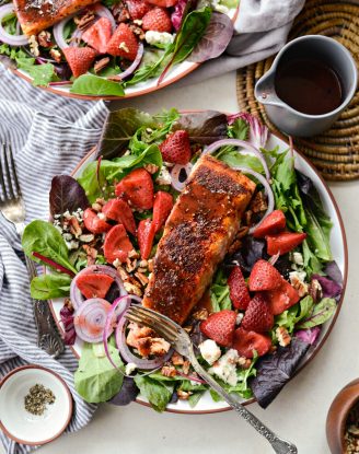 Blackened Salmon Salad with Strawberry Peppercorn Vinaigrette l SimplyScratch.com #blackened #salmon #salad