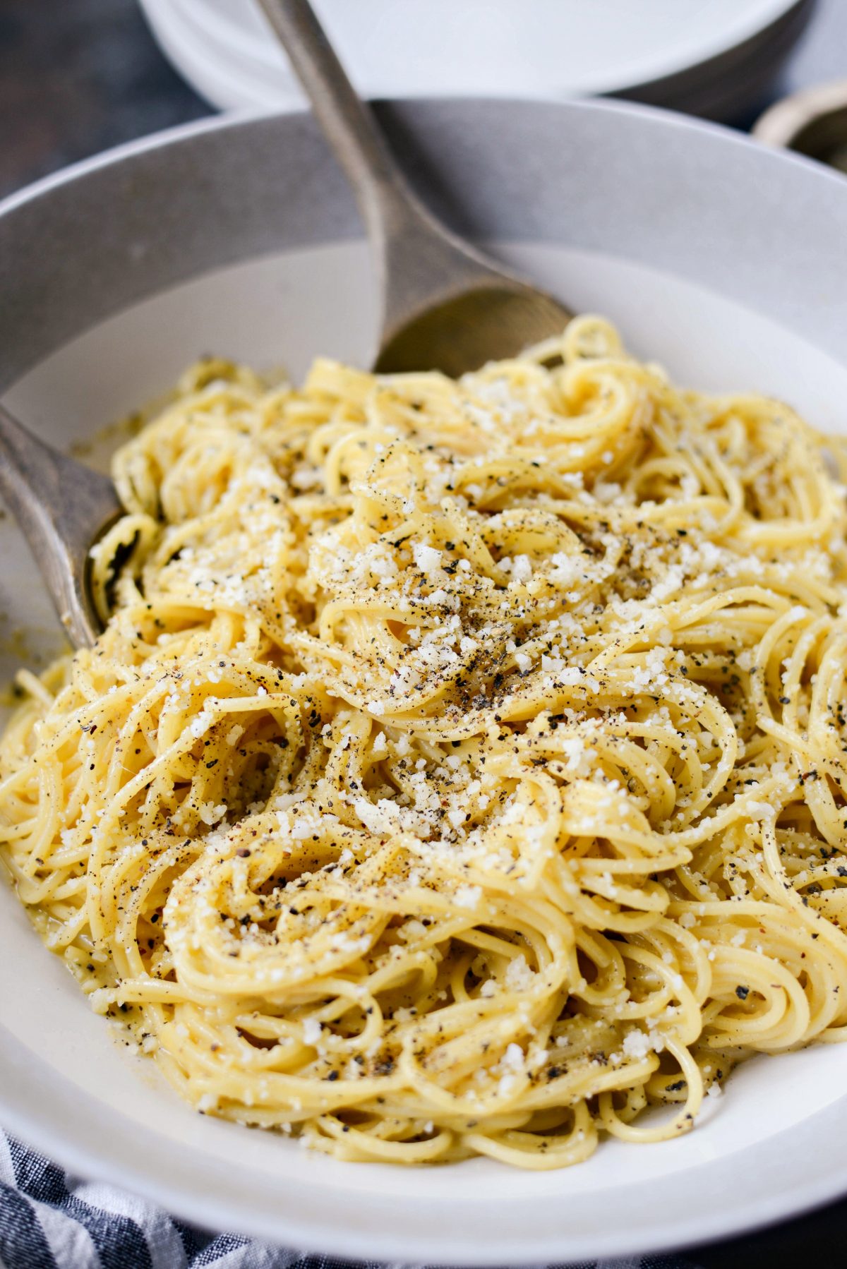 Cacio e Pepe Carbonara with wooden spoons for serving