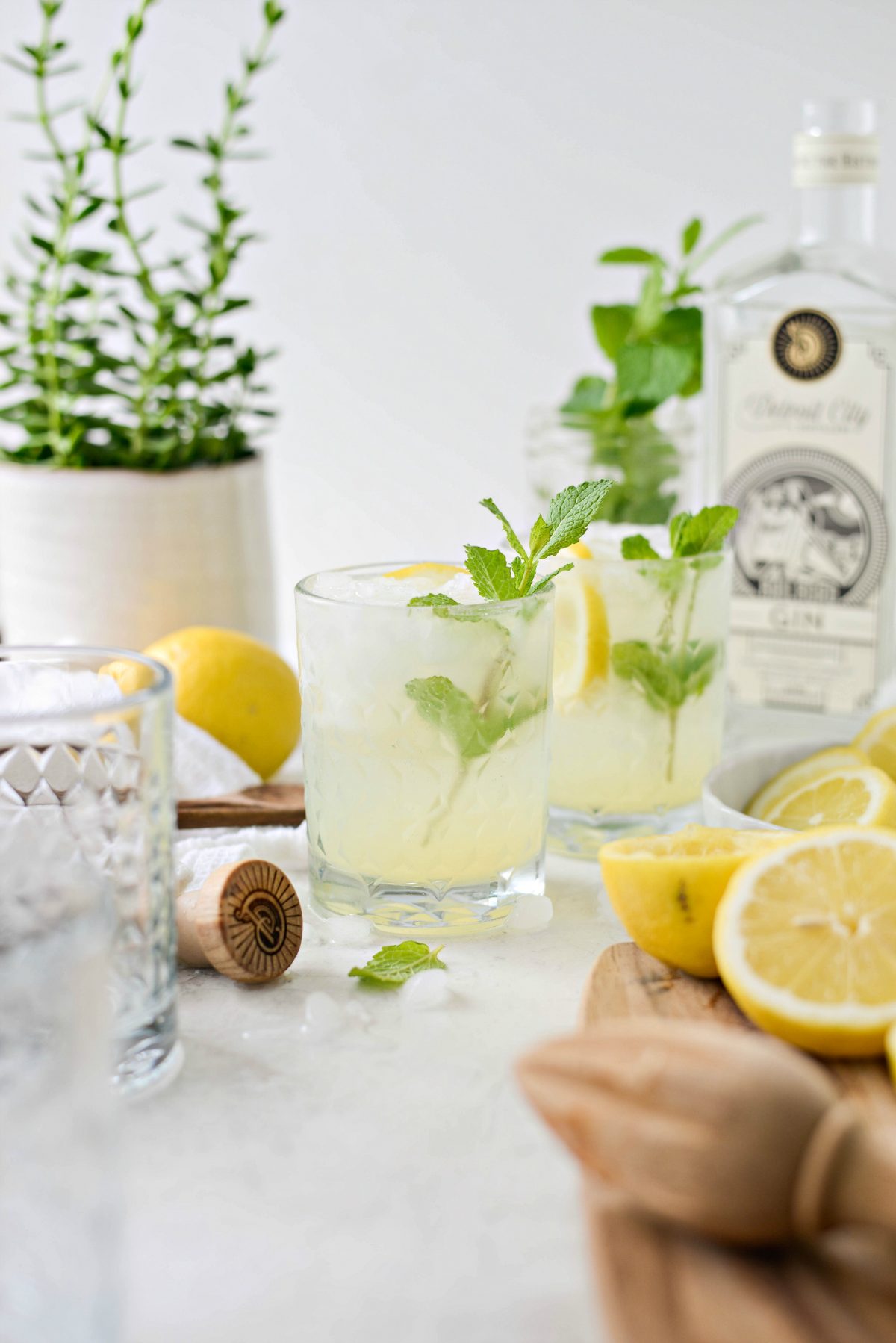 Lemon Gin Fizz l SimplyScratch.com #lemon #gin #cocktail #adultbeverage #drink