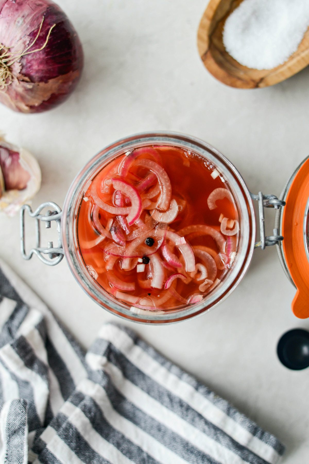 Quick Pickled Red Onions l SimplyScratch.com #homemade #pickled #redonions #condiments #preserving #pickling