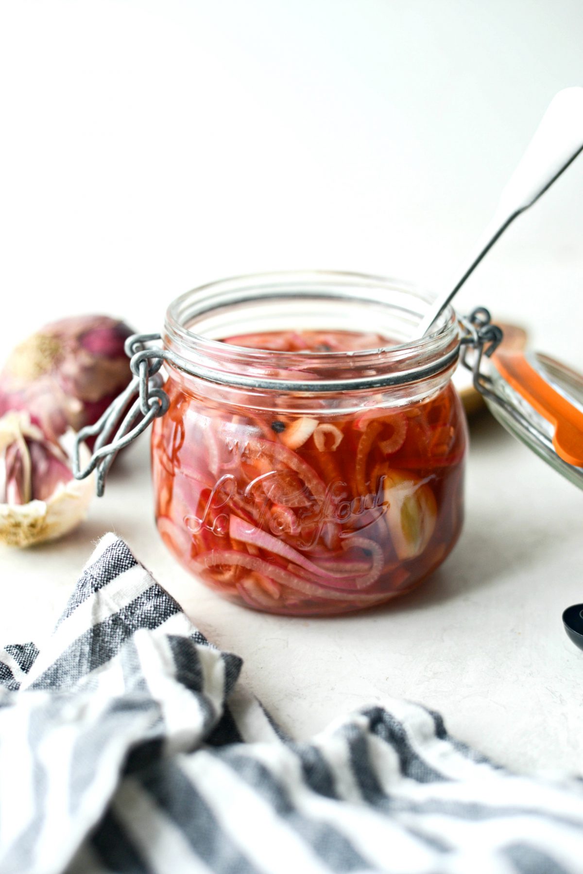 Quick Pickled Red Onions l SimplyScratch.com #homemade #pickled #redonions #condiments #preserving #pickling