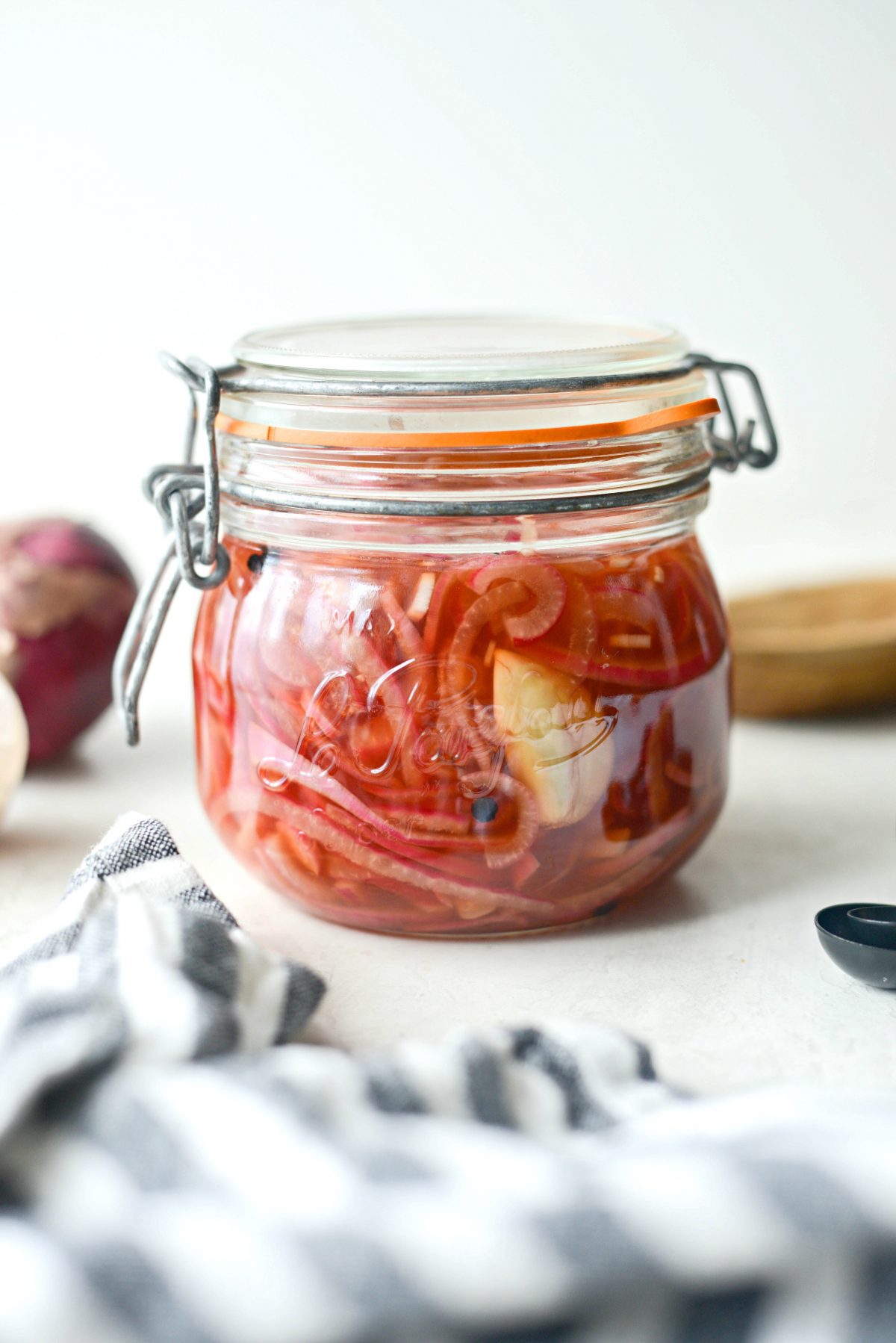 Quick Pickled Red Onions l SimplyScratch.com #homemade #pickled #redonions #condiments #preserving #pickling