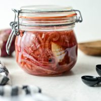 Quick Pickled Red Onions l SimplyScratch.com #homemade #pickled #redonions #condiments #preserving #pickling