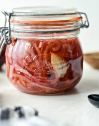 Quick Pickled Red Onions l SimplyScratch.com #homemade #pickled #redonions #condiments #preserving #pickling