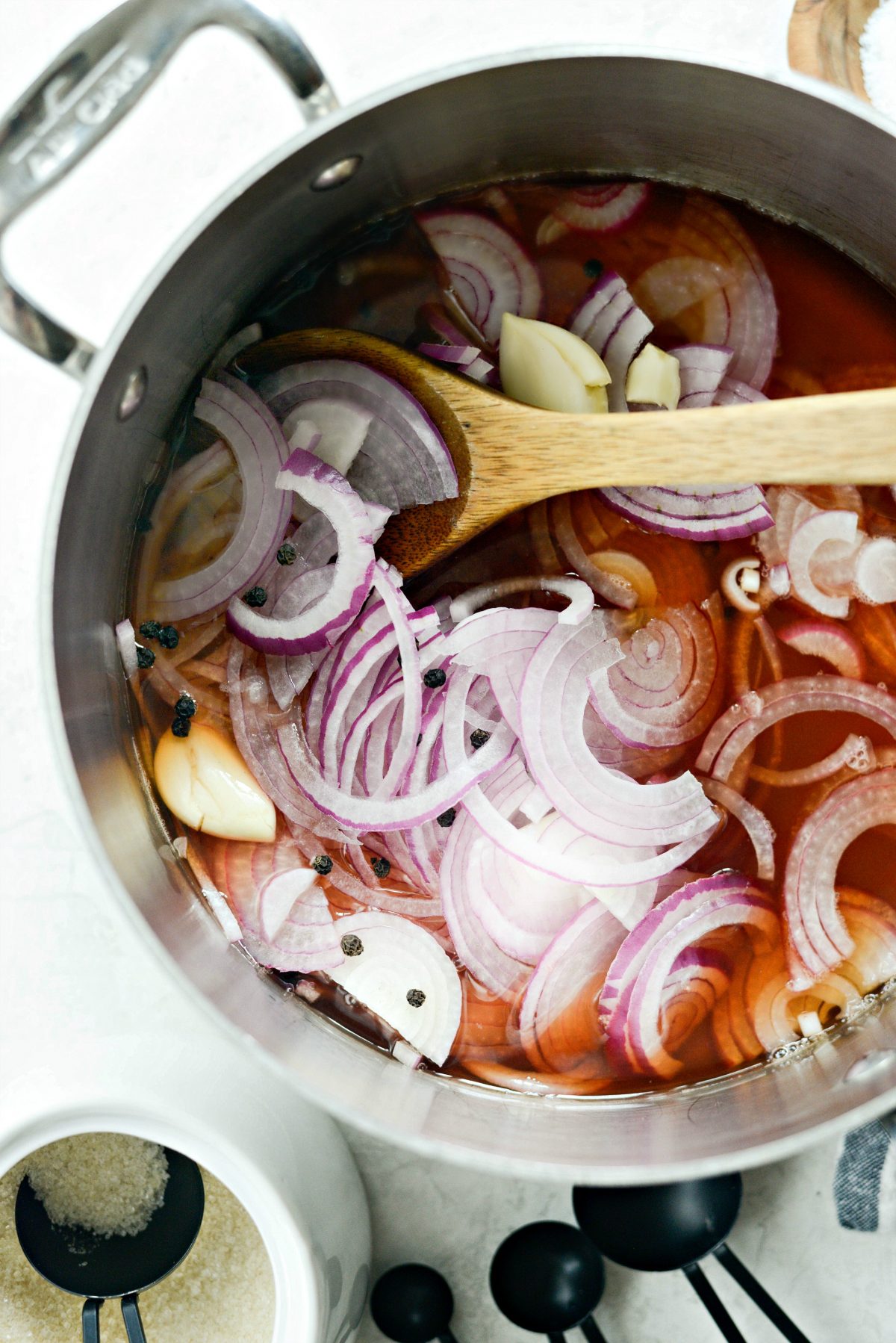 Quick Pickled Red Onions l SimplyScratch.com #homemade #pickled #redonions #condiments #preserving #pickling