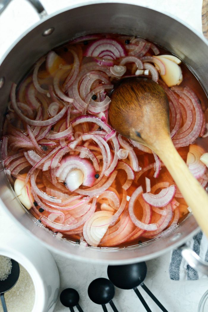 Quick Pickled Red Onions l SimplyScratch.com #homemade #pickled #redonions #condiments #preserving #pickling