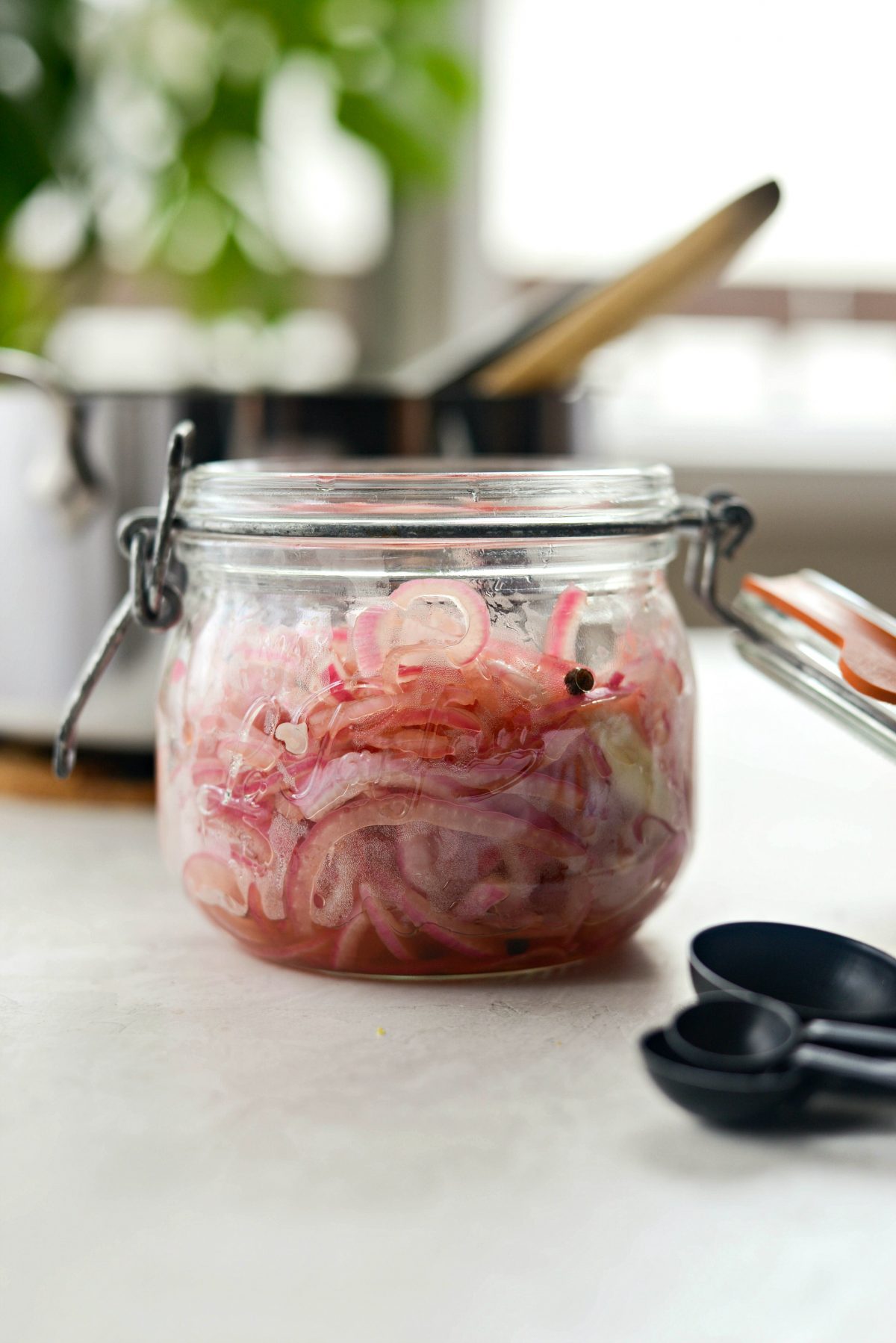Quick Pickled Red Onions l SimplyScratch.com #homemade #pickled #redonions #condiments #preserving #pickling