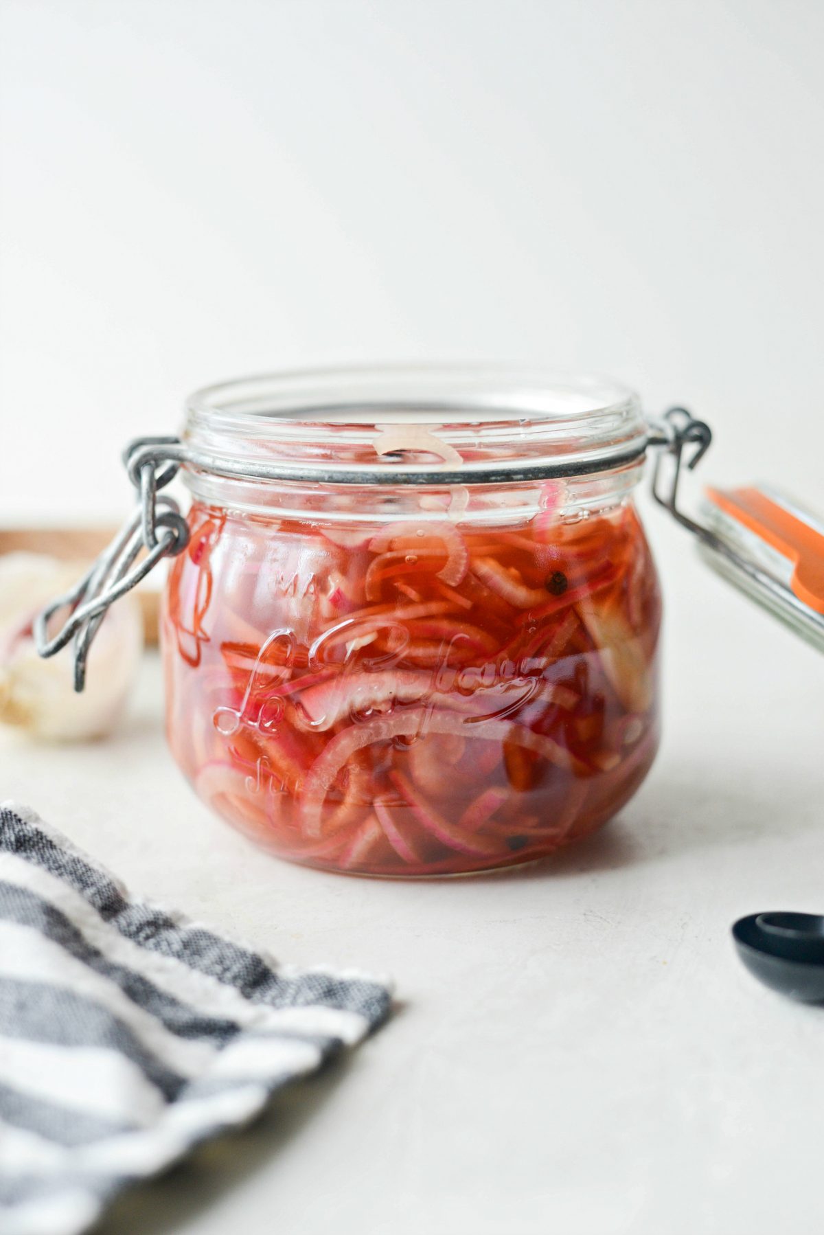 Quick Pickled Red Onions l SimplyScratch.com #homemade #pickled #redonions #condiments #preserving #pickling