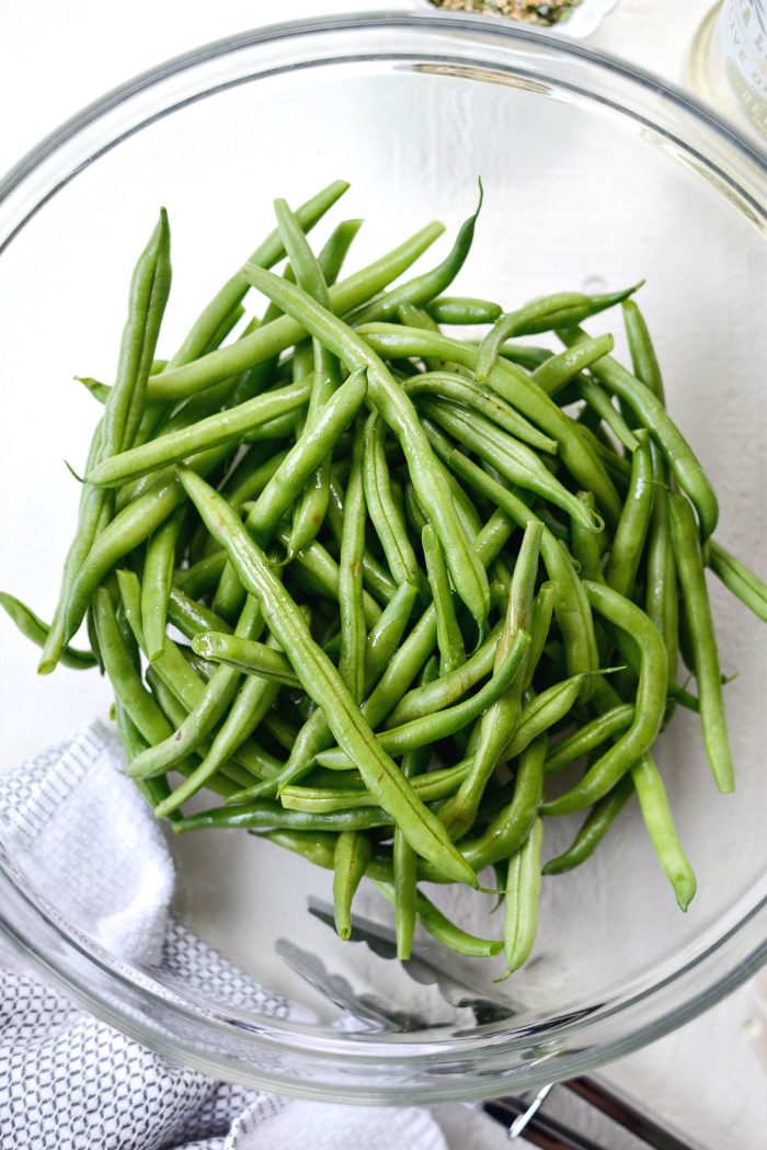 trimmed and washed green beans in glass bowl.
