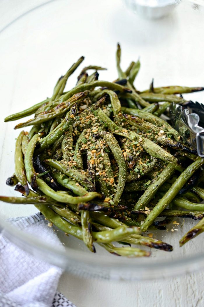 green beans back in bowl with seasoning
