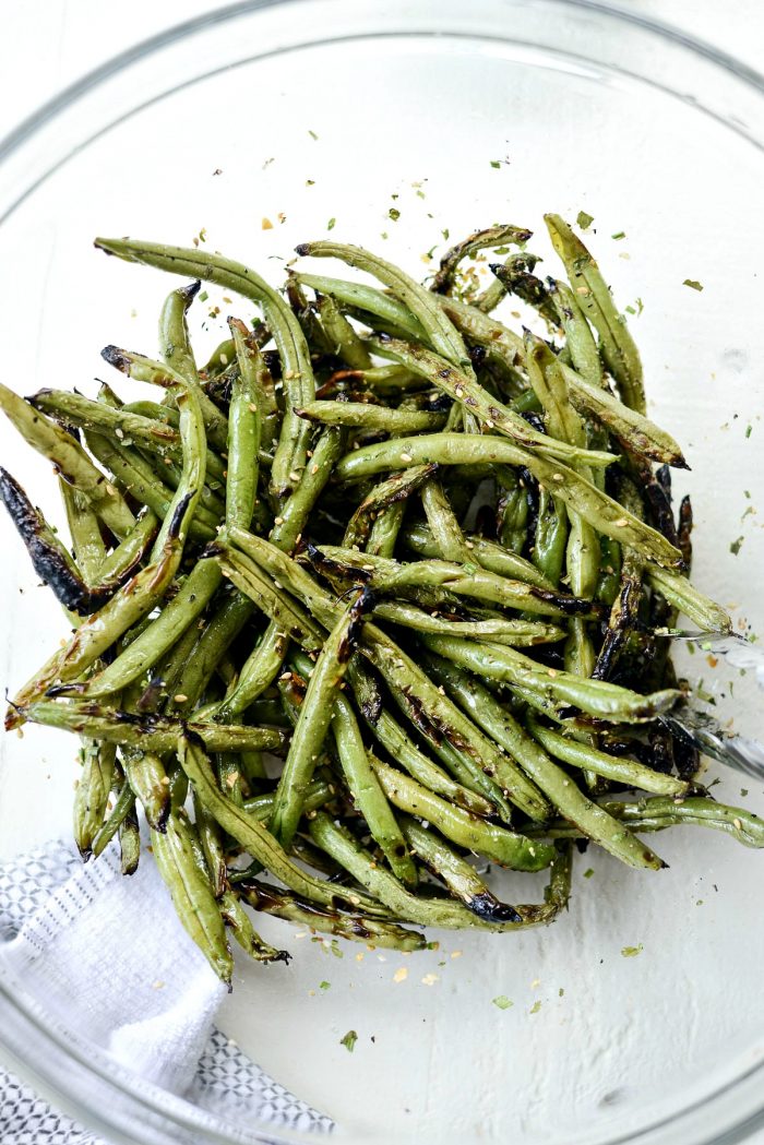 tossed green beans with seasoning