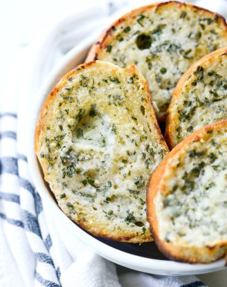 Easy Parmesan Garlic Bread l SimplyScratch.com #parmesan #garlic #bread #easy #garlicbread #recipe #simplyscratch