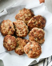 Homemade Turkey Breakfast Sausage l SimplyScratch.com #homemade #turkey #turkeysausage #recipe #easy #healthy #lowcalorie #sausage #simplyscratch